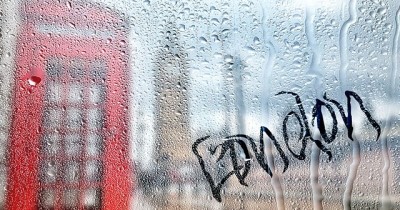 听说伦敦经常下雨,是不是这样的?
