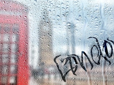 听说伦敦经常下雨,是不是这样的?